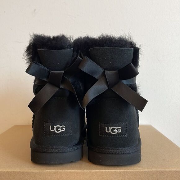 UGG Kids' Mini Bailey Bow II Boots Black USA Big Kid Size 5Y/UK 4/EU 37 - Picture 9 of 13